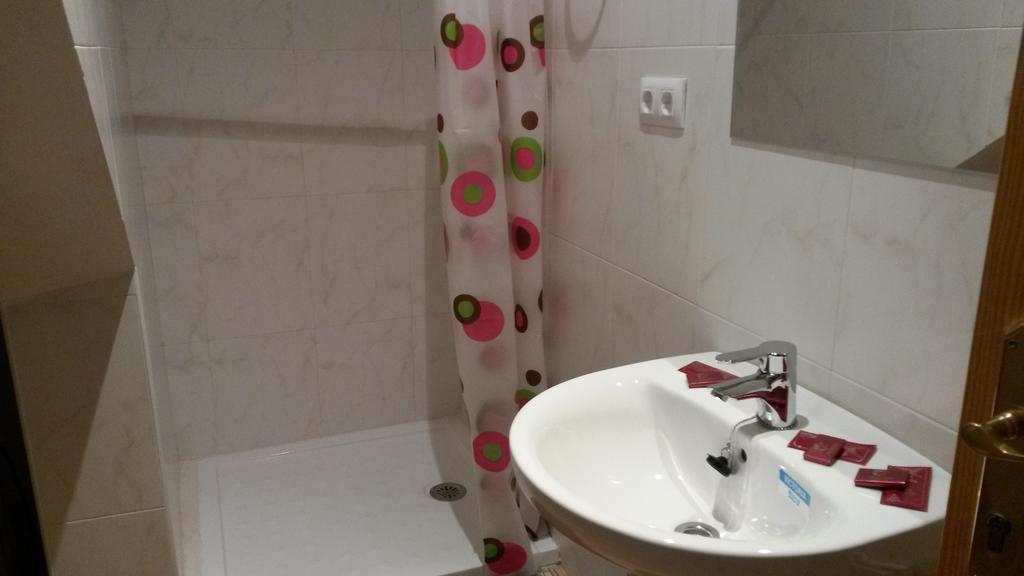 באזה Hostal Virgen Del Pilar מראה חיצוני תמונה